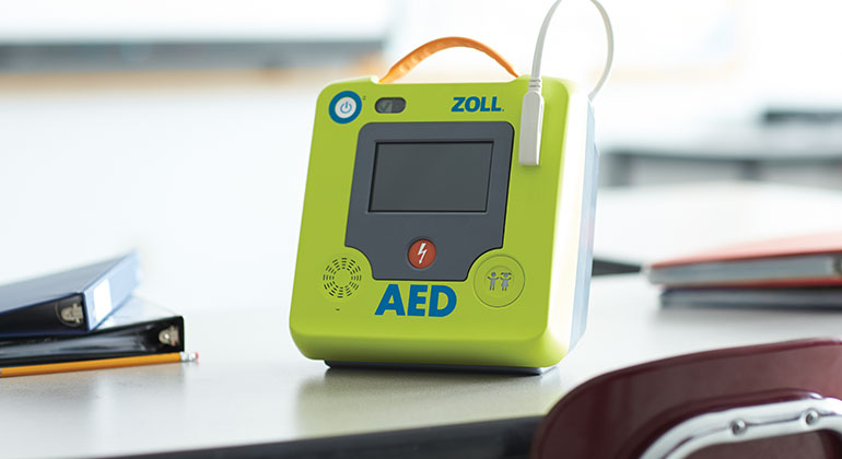 Wie sollen ZOLL AED Defibrillatoren während der COVID-19 Pandemie richtig gereinigt und desinfiziert werden?